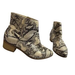 City Classified Snakeskin Side Zipper Stacked Heel Ankle Booties Size 9 ￼